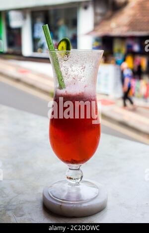 Cocktails exotiques au bar dans un lieu de vacances, boisson colorée Banque D'Images