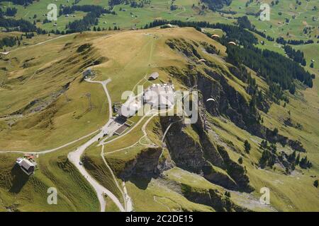 Vue aérienne de premier restaurant de montagne avec Cliff Walk Tissot première plate-forme d'observation au-dessus de Grindelwald dans les Alpes bernoises en Suisse. Banque D'Images