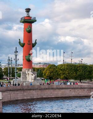 Colonne de rostrale géante ou de victoire sur le Spit, île de Vasilyevsky, Saint-Pétersbourg, Russie Banque D'Images