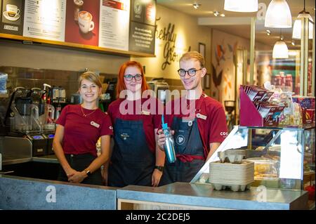 Royal Ascot week, Ascot, Berkshire, Royaume-Uni - 17 juin 2020. Costa Coffee à Ascot High Street a rouvert hier pour les plats à emporter. Le personnel est ravi d'être de retour au travail après l'isolement du coronavirus, mais pas aussi occupé qu'il le serait normalement lors d'une semaine d'Ascot royale. Crédit : Maureen McLean/Alay Live News Banque D'Images