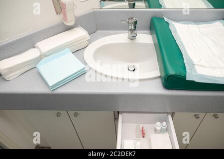 Chambre à la maternité de l'hôpital avec les choses nécessaires pour la mère et l'enfant Banque D'Images