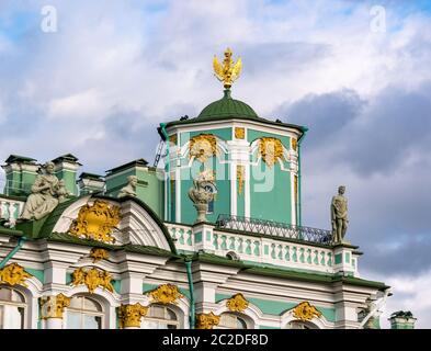 Gros plan sur l'architecture richement ornée du Palais d'hiver, de l'Ermitage, Saint-Pétersbourg, Russie Banque D'Images