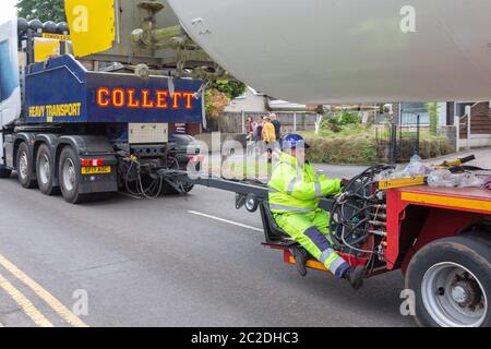 Rugeley, Staffordshire, Royaume-Uni. Un réservoir d'oxygène médical de 140 pieds fait son voyage de cinq jours le long des routes du Staffordshire et des midlands. Il s'agit d'une opération majeure impliquant la police, les coupe-arbres et les ingénieurs BT pour s'assurer qu'elle s'adapte sous les câbles aériens. Le conteneur mesure 40 m de long, 6,5 m de large et est transporté sur plusieurs véhicules avec un total de 128 roues. La charge a commencé son voyage de Cheshire lundi et atteindra sa destination à Warks vendredi. Crédit : Peter Lophan/Alay Live News Banque D'Images