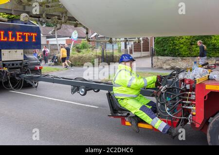 Rugeley, Staffordshire, Royaume-Uni. Un réservoir d'oxygène médical de 140 pieds fait son voyage de cinq jours le long des routes du Staffordshire et des midlands. Il s'agit d'une opération majeure impliquant la police, les coupe-arbres et les ingénieurs BT pour s'assurer qu'elle s'adapte sous les câbles aériens. Le conteneur mesure 40 m de long, 6,5 m de large et est transporté sur plusieurs véhicules avec un total de 128 roues. La charge a commencé son voyage de Cheshire lundi et atteindra sa destination à Warks vendredi. Crédit : Peter Lophan/Alay Live News Banque D'Images