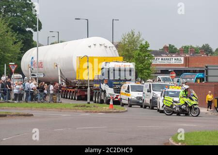 Rugeley, Staffordshire, Royaume-Uni. Un réservoir d'oxygène médical de 140 pieds fait son voyage de cinq jours le long des routes du Staffordshire et des midlands. Il s'agit d'une opération majeure impliquant la police, les coupe-arbres et les ingénieurs BT pour s'assurer qu'elle s'adapte sous les câbles aériens. Le conteneur mesure 40 m de long, 6,5 m de large et est transporté sur plusieurs véhicules avec un total de 128 roues. La charge a commencé son voyage de Cheshire lundi et atteindra sa destination à Warks vendredi. Crédit : Peter Lophan/Alay Live News Banque D'Images