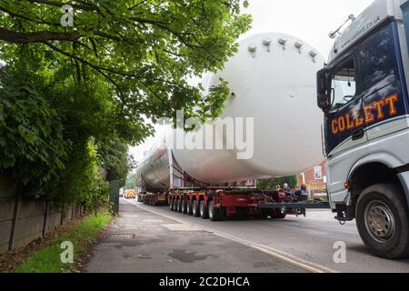 Rugeley, Staffordshire, Royaume-Uni. Un réservoir d'oxygène médical de 140 pieds fait son voyage de cinq jours le long des routes du Staffordshire et des midlands. Il s'agit d'une opération majeure impliquant la police, les coupe-arbres et les ingénieurs BT pour s'assurer qu'elle s'adapte sous les câbles aériens. Le conteneur mesure 40 m de long, 6,5 m de large et est transporté sur plusieurs véhicules avec un total de 128 roues. La charge a commencé son voyage de Cheshire lundi et atteindra sa destination à Warks vendredi. Crédit : Peter Lophan/Alay Live News Banque D'Images