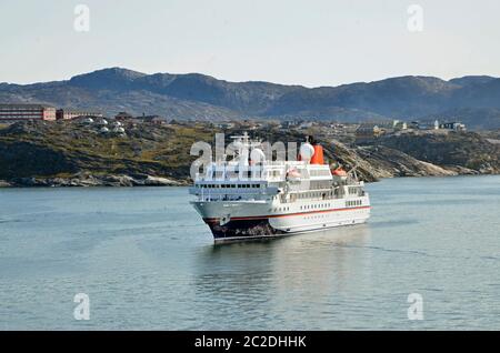 Kreuzfahrtschiff in der Diskobucht, Ilulissat, Fischerhafen von Sisimiut, Grönland Banque D'Images