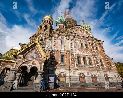 Église du Sauveur sur une façade de sang renversé au ciel bleu, Saint-Pétersbourg, Russie avec échafaudage couvrant la tour pendant les travaux de rénovation Banque D'Images