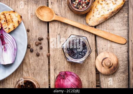 Confiture d'oignons rouges faits maison.onion confiture sur la vieille table en bois Banque D'Images