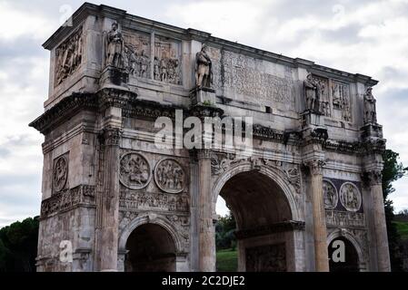 Arc de Constantine, l'arche triomphale de Rome, située entre le Colisée et le Palatin, Italie Banque D'Images