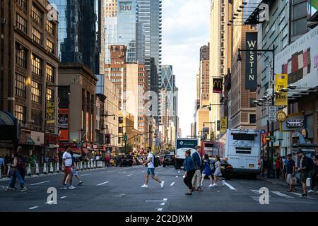 New York / USA - 13 juil 2018 : Septième avenue Street view à l'heure de pointe au centre de Manhattan Banque D'Images