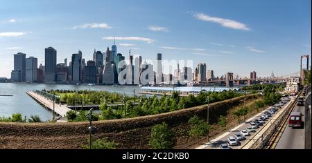 New York, ville / Etats-Unis - JUL 10 2018: Fort Stirling Park dans l'après-midi clair de Lower Manhattan vue panoramique depuis Brooklyn New York Banque D'Images