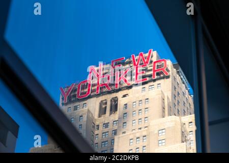 New York / USA - 13 juil 2018 : New Yorker signe de bâtiment de l'hôtel Wyndham à midtown Manhattan Banque D'Images