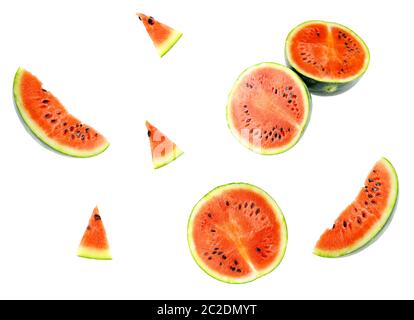 Pastèques isolées. Collection de fruits de pastèque entiers et coupés isolés sur fond blanc Banque D'Images