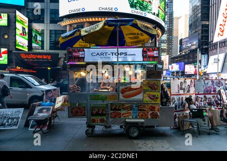 New York City / USA - JUL 13 2018: Panier de nourriture de rue Times Square à l'heure de pointe dans le centre de Manhattan Banque D'Images