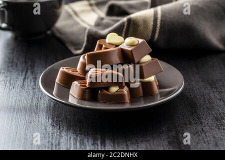 Chocolat pralines différentes sur la plaque. Banque D'Images