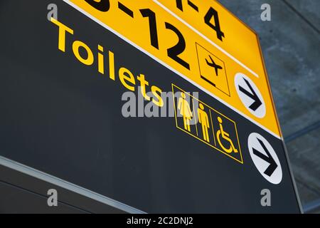 Panneau toilettes dans un terminal d'aéroport Banque D'Images