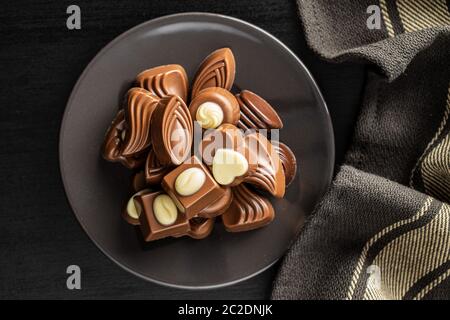 Chocolat pralines différentes sur la plaque. Vue d'en haut. Banque D'Images