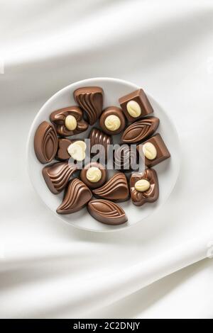 Divers Le chocolat pralines sur nappe blanche. Vue d'en haut. Banque D'Images