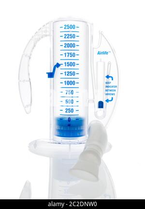 Winneconne, WI - 29 mai 2020: Un paquet si AirLife Volmetric Incentive Spiromètre sur un fond isolé Banque D'Images