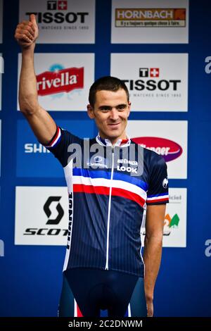 CHAMPÉRY, SUISSE - 3 SEPTEMBRE 2011. Julien Absalon (FR) attend la médaille de bronze sur le podium au monde de la Croix de vélo de montagne UCI Banque D'Images