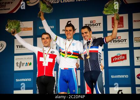 CHAMPÉRY, SUISSE - 3 SEPTEMBRE 2011. UCI Mountain Bike Cross Country World Championships podium 1. Jaroslav Kulhavy (CZ) 2. Nino Schurter (SUI) Banque D'Images