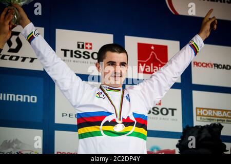 CHAMPÉRY, SUISSE - 4 SEPTEMBRE 2011. Danny Hart (GBR) a remporté la médaille d'or aux Championnats du monde de descente de vélo de montagne UCI pour Team Giant. Banque D'Images