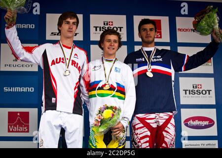 CHAMPÉRY, SUISSE - 4 SEPTEMBRE 2011. UCI Mountain Bike Junior Men Downhill World Championships podium - 1. Troy Brosnan (AUS) 2. David Trummer ( Banque D'Images