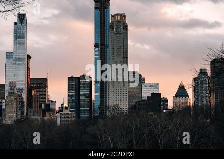 Vue sur les gratte-ciels de morden au coucher du soleil dans Central Park, centre-ville de Manhattan