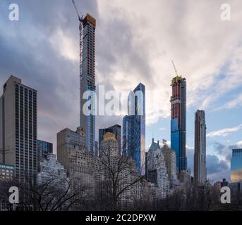 Vue sur la ville des immeubles d'appartements et de bureaux depuis Central Park à New York Banque D'Images