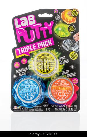 Winneconne, WI - 12 juin 2020: Un paquet Lab putty triple pack sur un fond isolé Banque D'Images