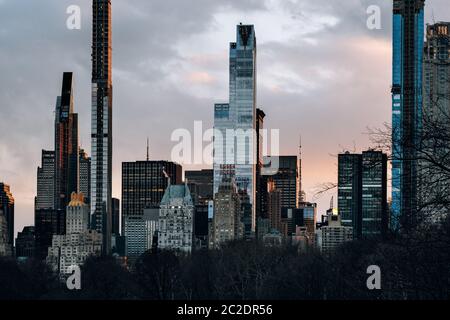 Vue sur les gratte-ciels de morden au coucher du soleil dans Central Park, centre-ville de Manhattan