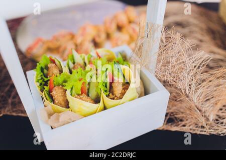 Fast food : Brochettes, frites et salade fraîche dans le bac sur la table horizontale. Banque D'Images