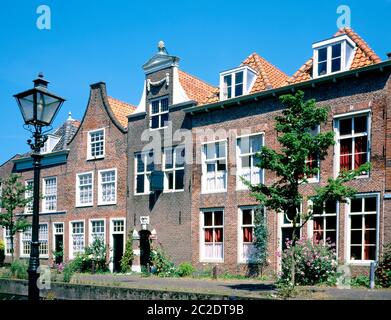 Maisons avec des pignons et un lampadaire à l'ancienne le long d'un canal à Leiden, aux pays-Bas Banque D'Images