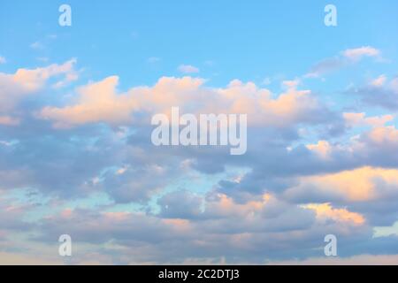 Ciel avec des nuages colorés au coucher du soleil, peut être utilisé comme arrière-plan Banque D'Images