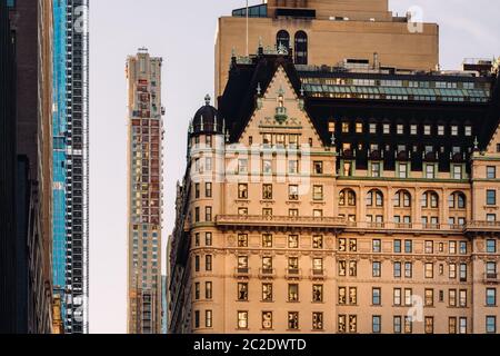 Vue rapprochée du Plaza Hotel et des gratte-ciels modernes près de Central Park dans Midtown Manhattan New York City Banque D'Images