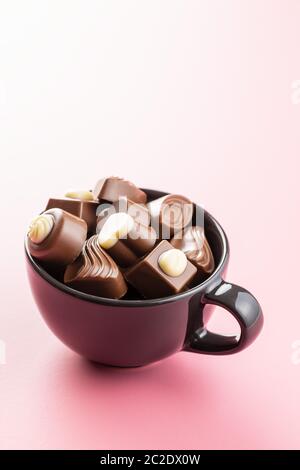 Moelleux au chocolat, pralines sur fond rose. Banque D'Images