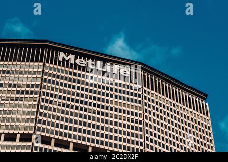 Vue rapprochée du MetLife Building depuis la 42e rue de Midtown Manhattan New York Banque D'Images