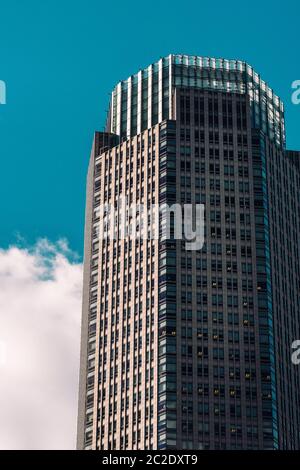 Vue rapprochée du bâtiment de bureaux 383 Madison Avenue à Midtown Manhattan New York Banque D'Images