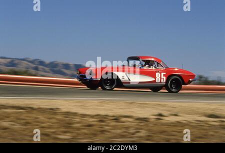 Les années 1950 Chevrolet Corvette course à la Monterey Historic automobile courses 1987 Laguna Seca California. Banque D'Images