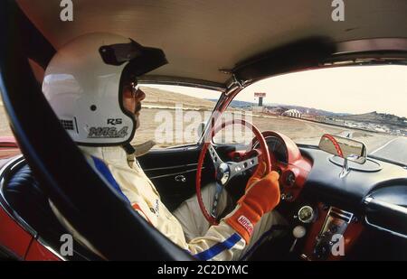 Pilote de course automobile historique dans une Corvette de Chevrolet des années 1950 à la Monterey Historic automobile courses 1987 Laguna Seca California. Banque D'Images