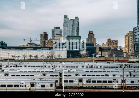 Vue générale du dépôt de trains de Hudson yards et des bâtiments de Hell's Kitchen dans le centre-ville de New York Banque D'Images