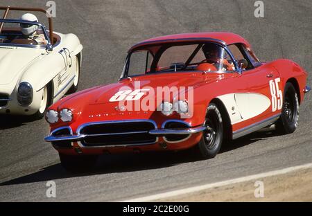 Les années 1950 Chevrolet Corvette course à la Monterey Historic automobile courses 1987 Laguna Seca California. Banque D'Images