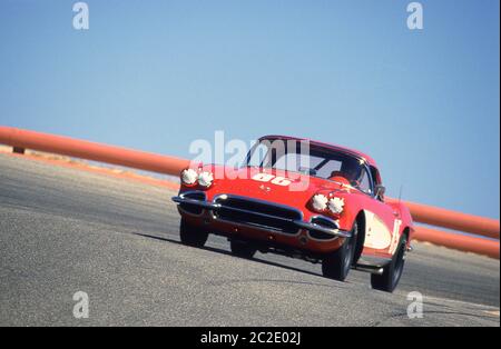 Les années 1950 Chevrolet Corvette course à la Monterey Historic automobile courses 1987 Laguna Seca California. Banque D'Images