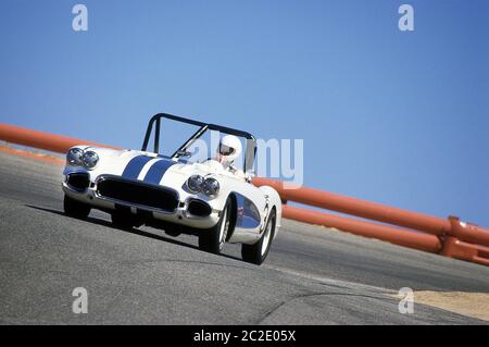 Les années 1950 Chevrolet Corvette course à la Monterey Historic automobile courses 1987 Laguna Seca California. Banque D'Images