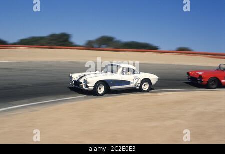 Les années 1950 Chevrolet Corvette course à la Monterey Historic automobile courses 1987 Laguna Seca California. Banque D'Images