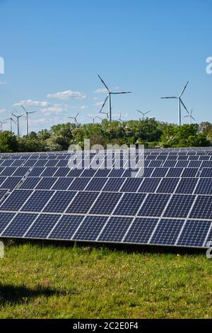 Système solaire et éoliennes vu en Allemagne Banque D'Images