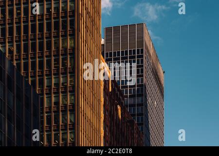 Vue rapprochée des gratte-ciels anciens et modernes de Midtown Manhattan New York Banque D'Images