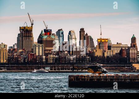 Vue d'un arrêt en hélicoptère sur la jetée avec le fond de Brooklyn Heights du côté est de la rivière dans Lower Manhattan New York City Banque D'Images