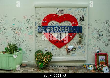 NORTH KENSINGTON/LONDON - 18 2019 JUILLET : mur commémoratif de la tour Grenfell photographié un peu plus de deux ans après le feu dévastateur qui a tué 72 personnes Banque D'Images